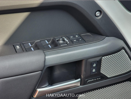 2024 Land Rover Defender 130 X-Dynamic SE — 13