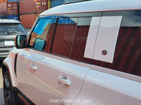 2024 Land Rover Defender 130 X-Dynamic SE — 11