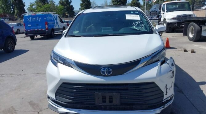 2023 TOYOTA SIENNA XLE HYBRID