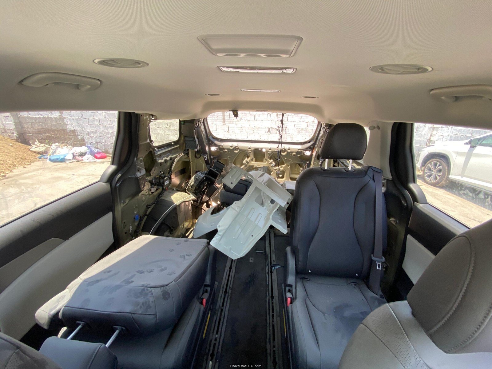 KIA CARNIVAL LX — 9