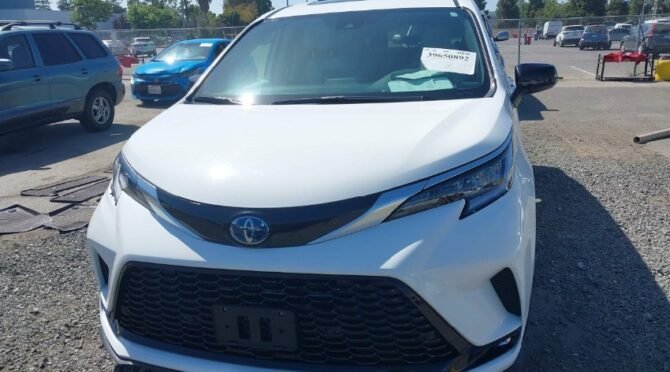 2023 TOYOTA SIENNA XSE HYBRID