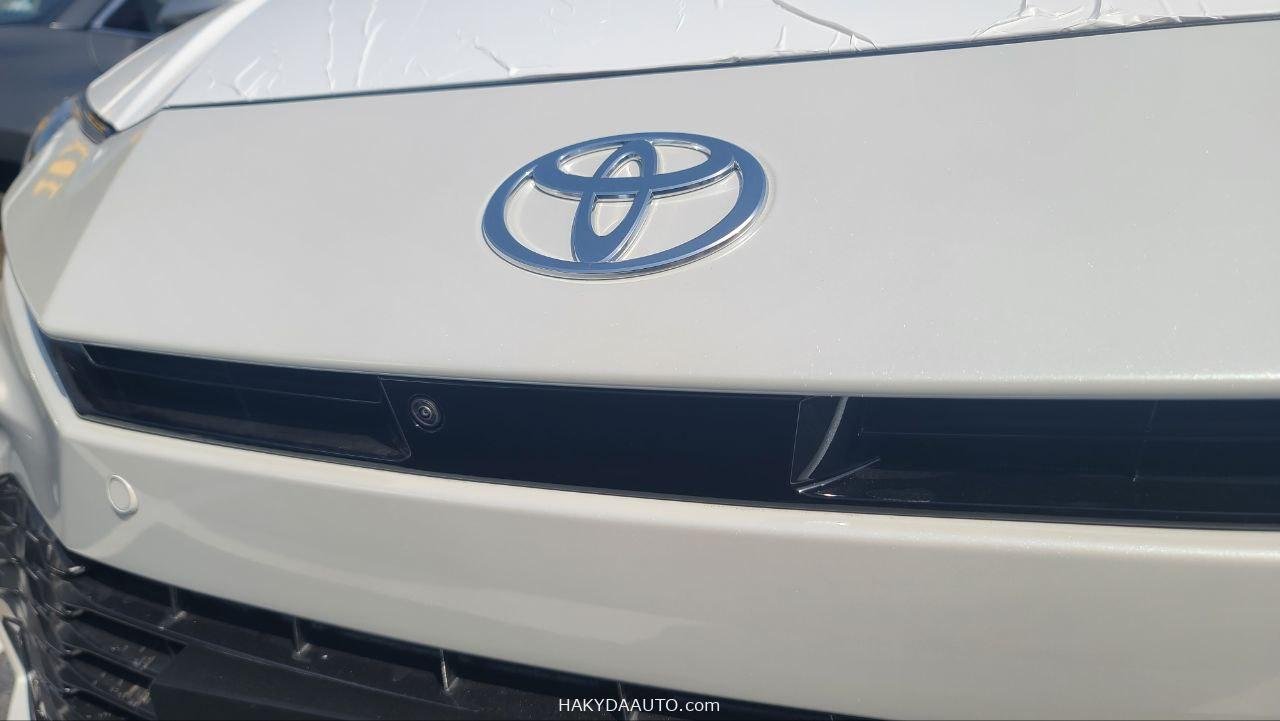 2025 TOYOTA CAMRY LUMIERE | 2.5L HYBRID — 6