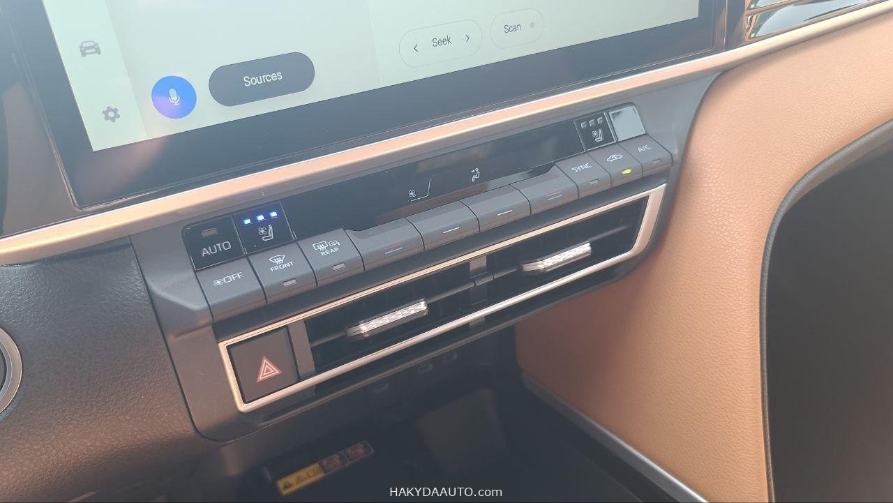 2025 TOYOTA CAMRY LUMIERE | 2.5L HYBRID — 23