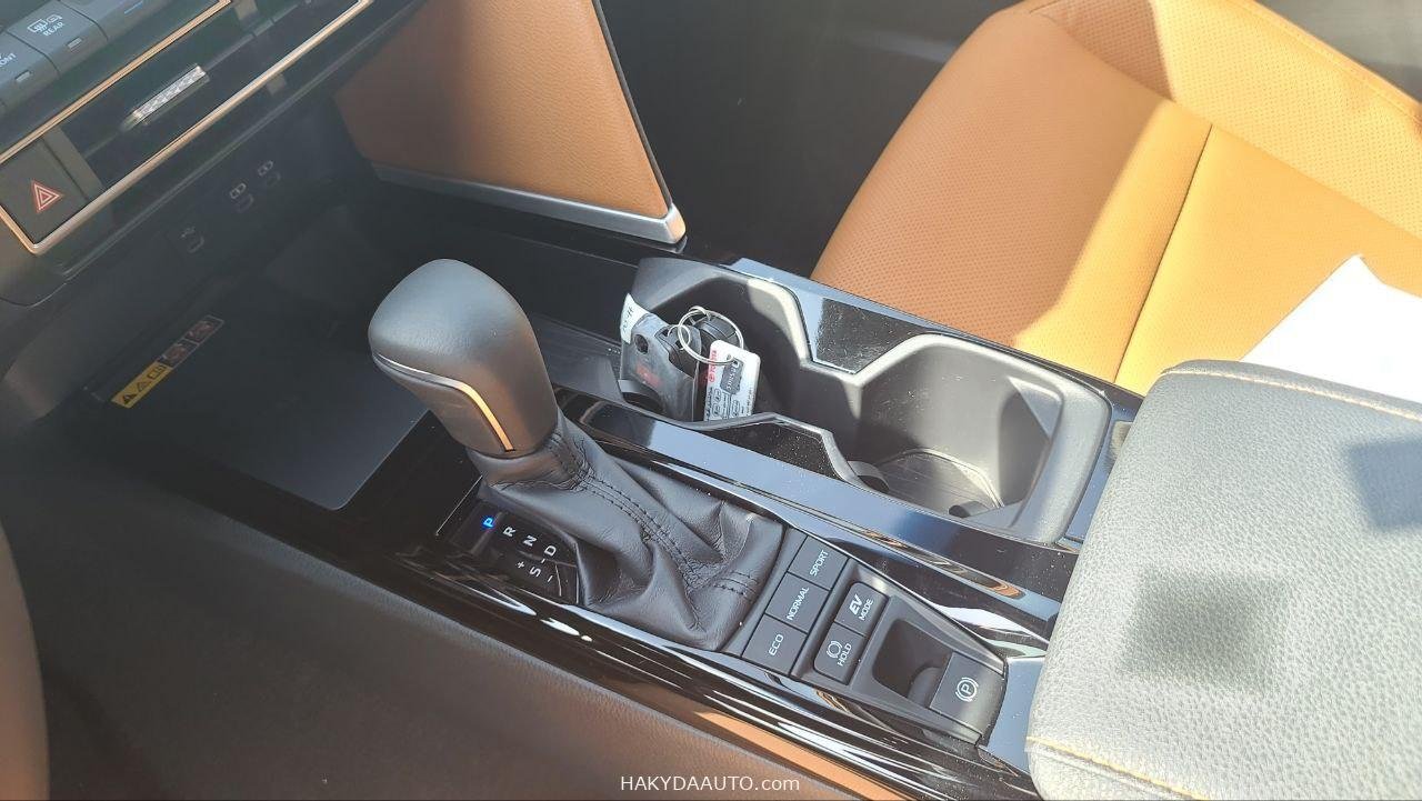 2025 TOYOTA CAMRY LUMIERE | 2.5L HYBRID — 12