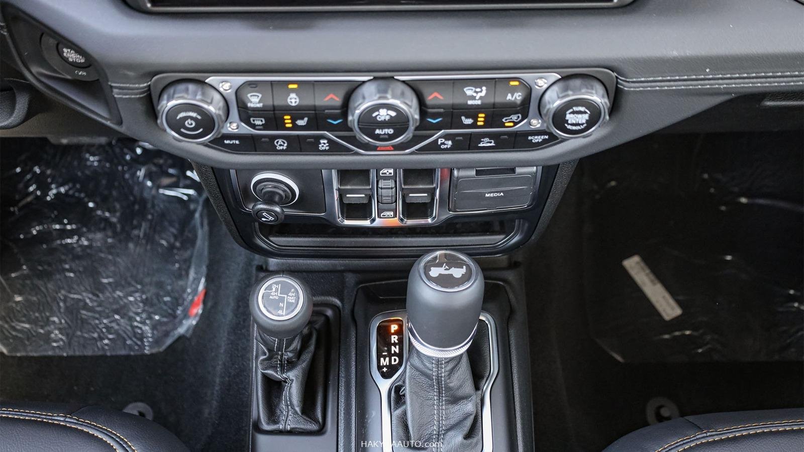 2025 JEEP WRANGLER SAHARA 2.0L 4WD — 10