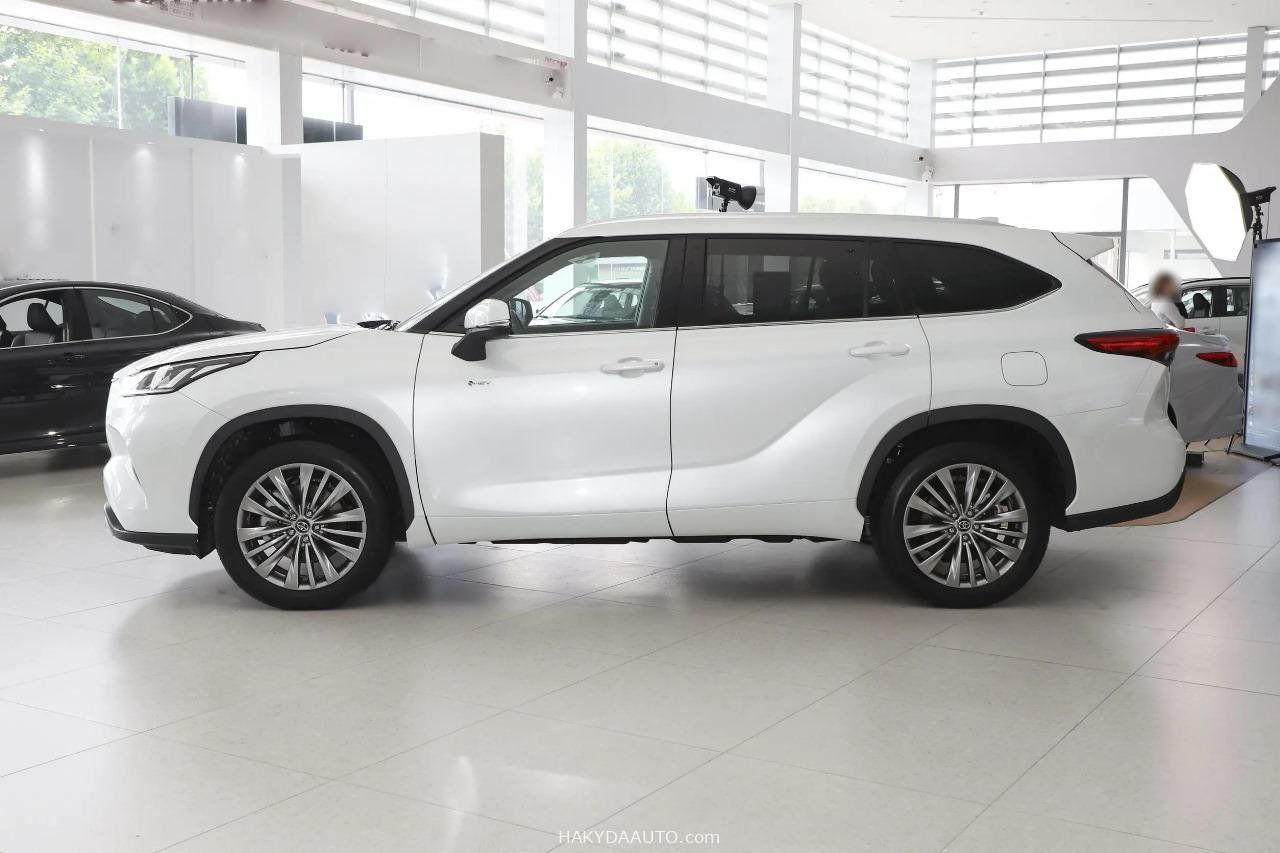 2025 TOYOTA HIGHLANDER LIMITED 2.5L Hybrid 4WD — 10
