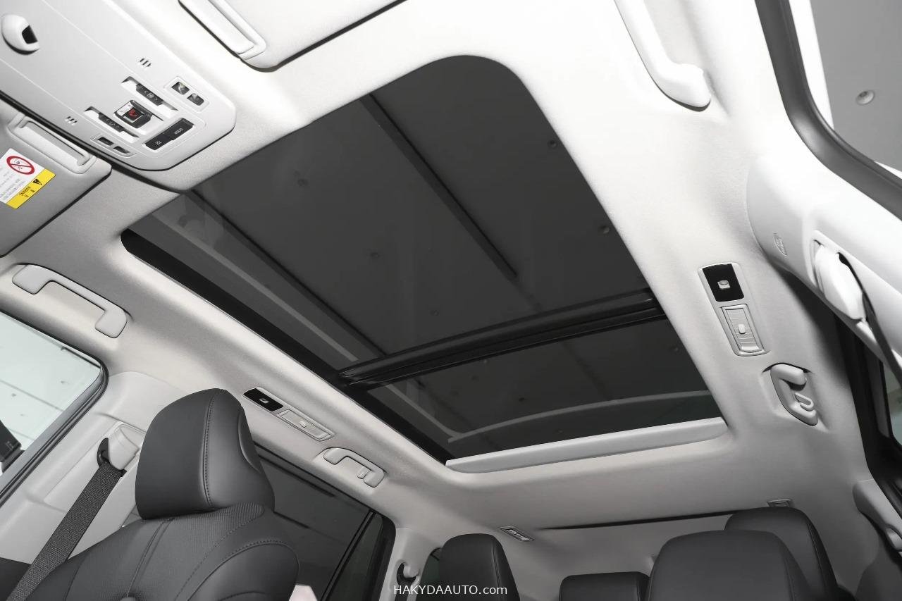 2025 TOYOTA HIGHLANDER LIMITED 2.5L Hybrid 4WD — 18