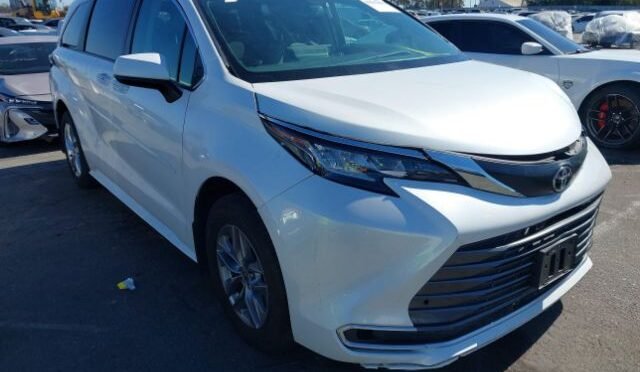2023 TOYOTA SIENNA XLE